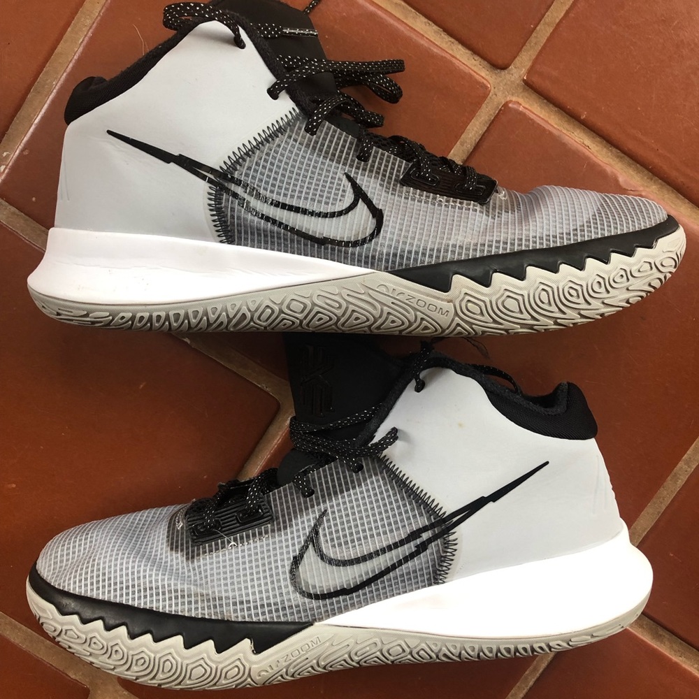 Kyrie Irving Flytrap IV athletic shoes!